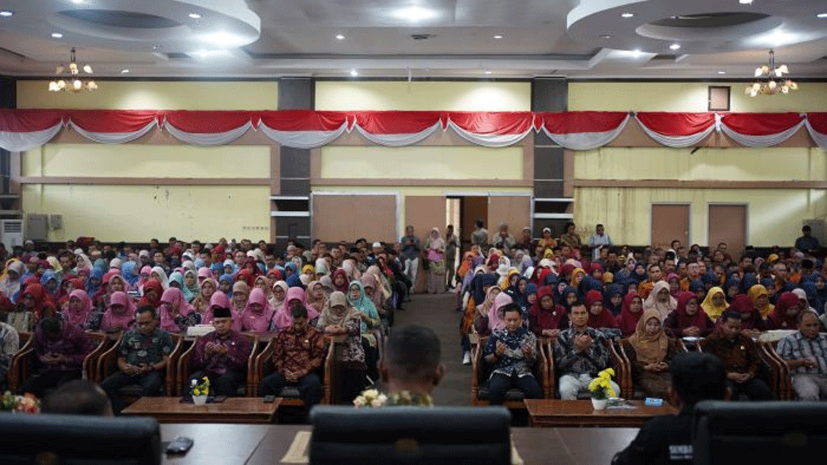 Bupati Jon Firman Pandu dan Wakil Bupati Candra hadir bersama pada rapat koordinasi pendidikan bertema meningkatkan mutu pendidikan melalui sinergi dan kolaborasi, Kamis (13/3/2025) di Gedung Solok Nan Indah, Arosuka.