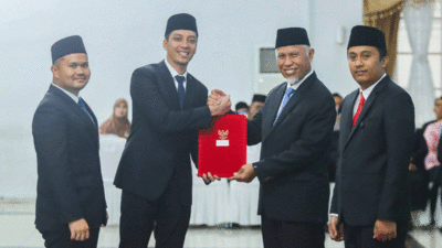 Diserahkan Gubernur Mahyeldi, Wali Kota dan Wakil Wali Kota Sawahlunto Terima SK dari  Kementerian Dalam Negeri