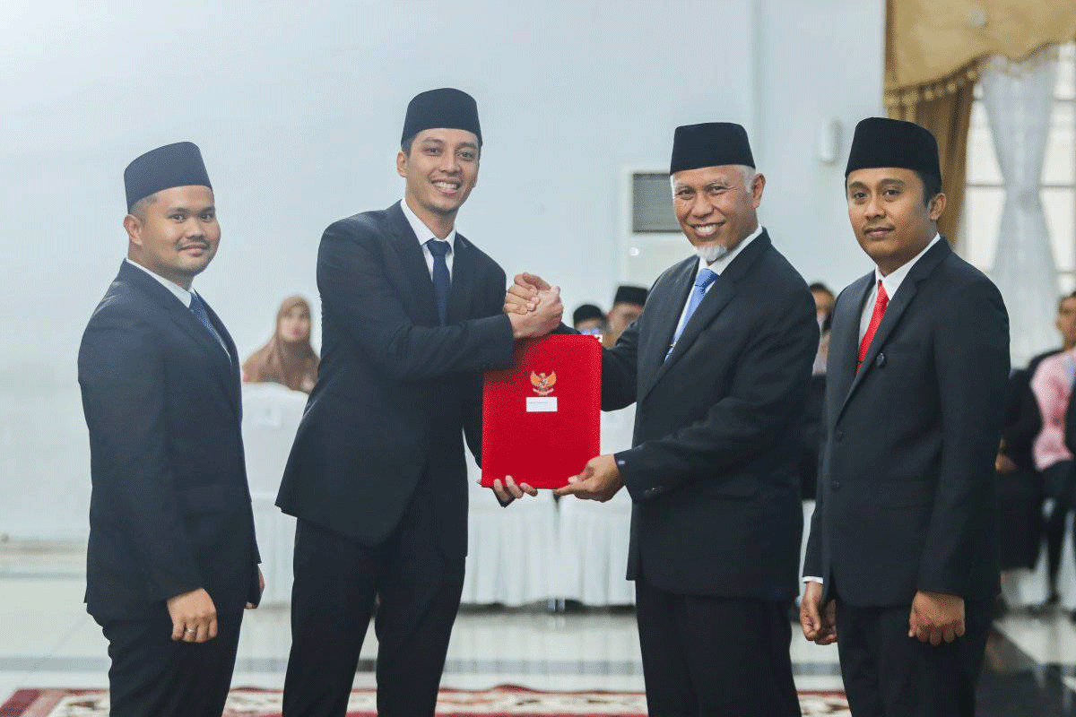 Wali Kota Sawahlunto, Riyanda Putra dan Wakil Wali Kota Jeffry Hibatullah menerima SK pelantikan dari Kemendagri.