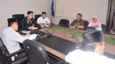 Wali Kota Riyanda dan Wakil Kota Jeffry Hibatullah menyampaikan arahan tentang framework (kerangka kerja) dalam pemerintahan era baru Sawahlunto maju kepada jajaran pimpinan perangkat daerah di balaikota, Jumat (7/3/2025).