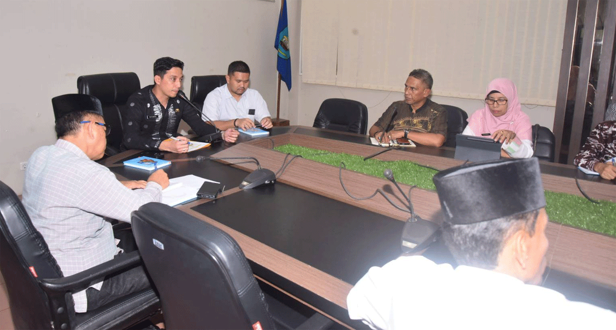 Wali Kota Riyanda dan Wakil Kota Jeffry Hibatullah menyampaikan arahan tentang framework (kerangka kerja) dalam pemerintahan era baru Sawahlunto maju kepada jajaran pimpinan perangkat daerah di balaikota, Jumat (7/3/2025).