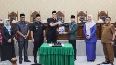 Penjabat Wali Kota Fauzan Hasan menyerahkan memori serah terima jabatan Wali Kota Sawahlunto selama 10 bulan menjabat kepada Wali Kota Sawahlunto periode 2024-2030, Riyanda Putra dan Jeffry Hibatullah. (foto by Aldelvori)