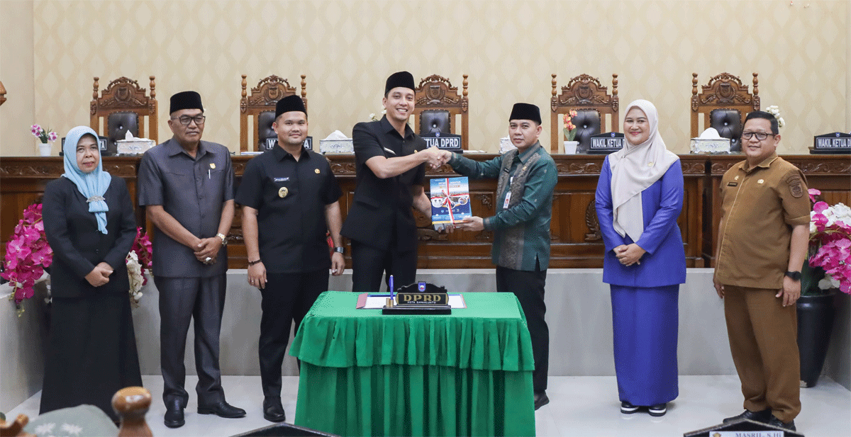 Penjabat Wali Kota Fauzan Hasan menyerahkan memori serah terima jabatan Wali Kota Sawahlunto selama 10 bulan menjabat kepada Wali Kota Sawahlunto periode 2024-2030, Riyanda Putra dan Jeffry Hibatullah. (foto by Aldelvori)