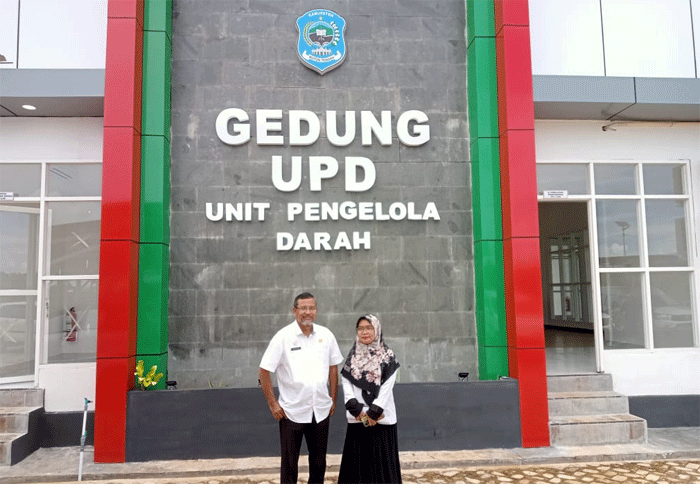 Dirut RSUD Buteng dr Karyadi dan staf di gedung UPD baru