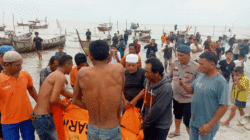 Masyarakat dan tim gabungan evakuasi nelayan yang disambar petir saat melaut.