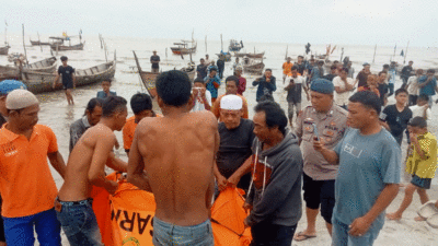 Masyarakat dan tim gabungan evakuasi nelayan yang disambar petir saat melaut.