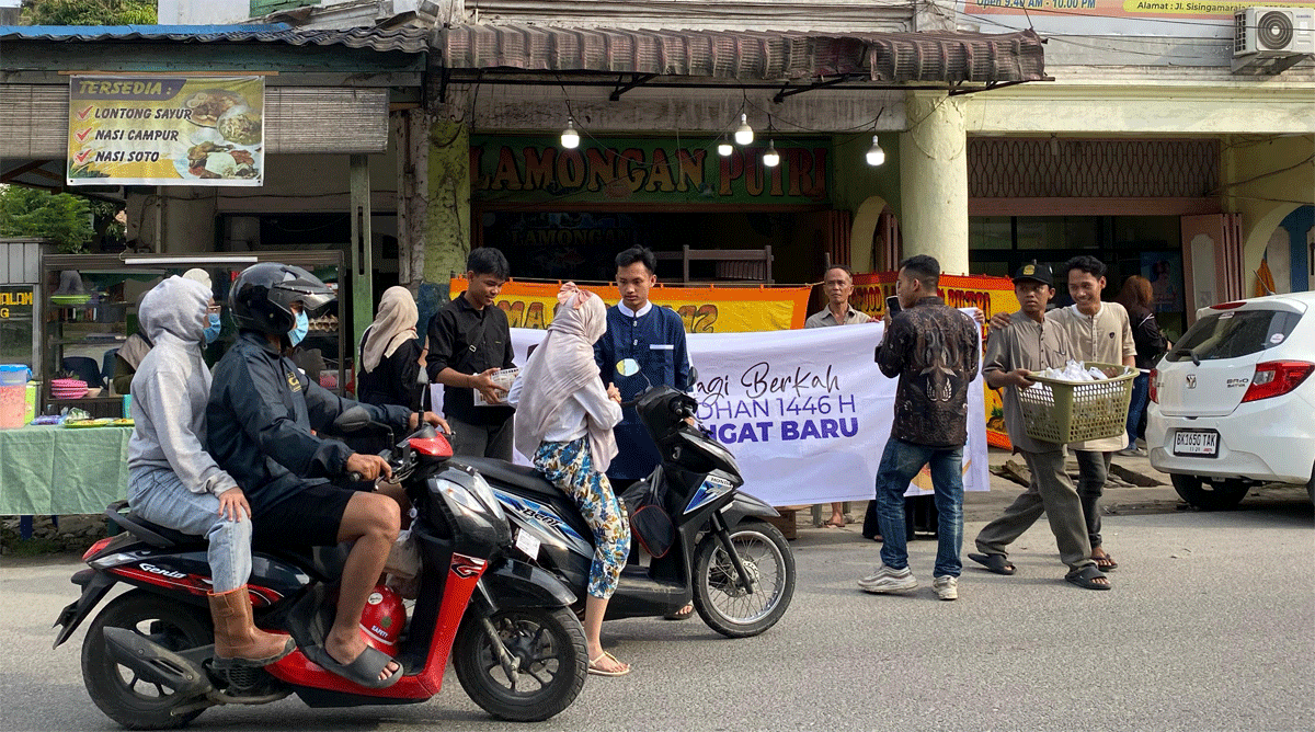Bertempat di jalan SM Raja Kelurahan Perdagangan Kecamatan Bandar, Minggu, (9/3/2025) Semangat Baru Indonesia berbagi takzil kepada pengendara yang melewati jalan itu.