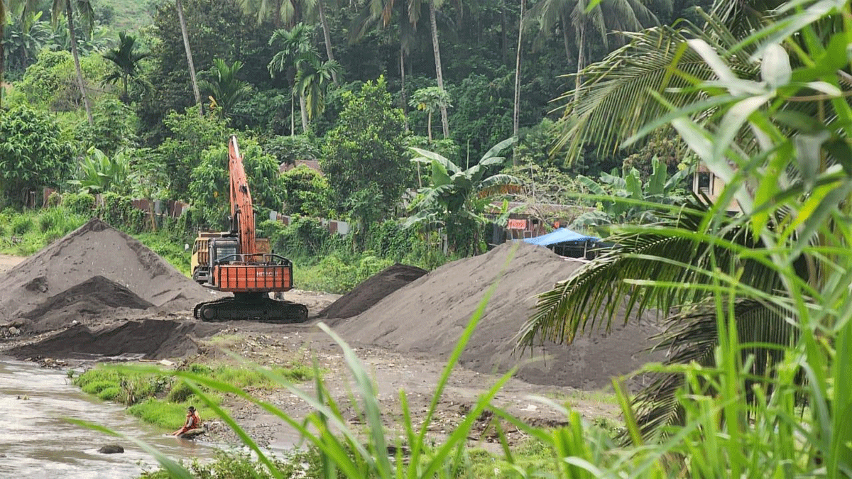 Aktivitas tambang galian C ilegal semakin menggila di wilayah Padang Ganting, Kabupaten Tanah Datar, Sumatera Barat.