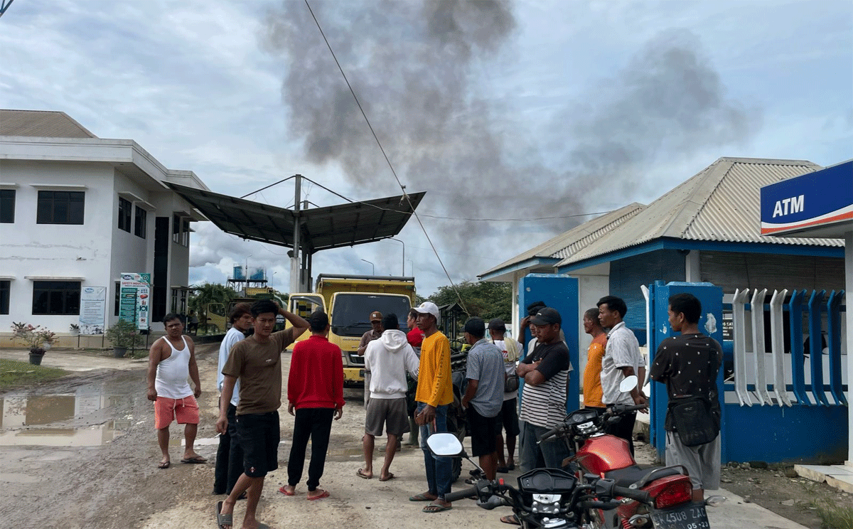 Masyarakat Desa Tanjung Mulia, Kecamatan Kampung Rakyat, Kabupaten Labuhanbatu Selatan, Sumatera Utara melakukan aksi unjuk rasa di depan pabrik minyak kelapa sawit PT ABM, Jumat (14/03/2025)