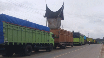 Banyak Truk Memilih Menunggu Jalan di Bungo Diperbaiki Ketimbang Cari Jalan Alternatif
