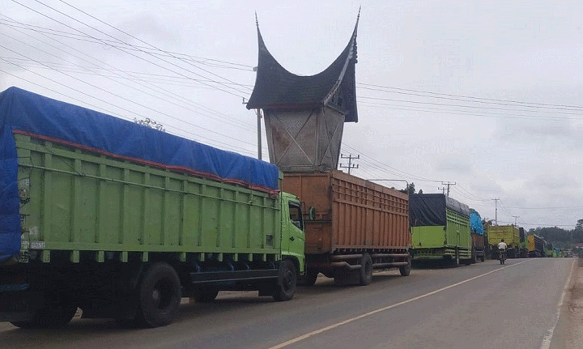 Puluhan truk mangantre di batas Sumbar-Jambi menuggu jalan diperbaiki di Bungo