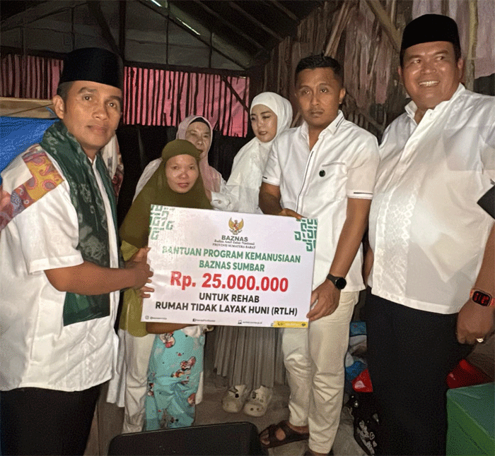 Wagub Sumbar serahkan bantuan untuk Fitri.
