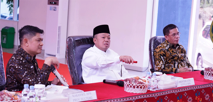 Menteri Nusron berikan keterangan pers.