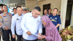 Wakil Menteri Agraria dan Tata Ruang/Wakil Kepala Badan Pertanahan Nasional (Wamen ATR/Waka BPN), Ossy Dermawan menyerahkan secara langsung 65 Sertipikat Elektronik kepada masyarakat Kabupaten Semarang