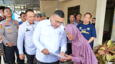 Wakil Menteri Agraria dan Tata Ruang/Wakil Kepala Badan Pertanahan Nasional (Wamen ATR/Waka BPN), Ossy Dermawan menyerahkan secara langsung 65 Sertipikat Elektronik kepada masyarakat Kabupaten Semarang