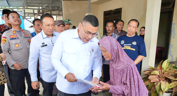 Wakil Menteri Agraria dan Tata Ruang/Wakil Kepala Badan Pertanahan Nasional (Wamen ATR/Waka BPN), Ossy Dermawan menyerahkan secara langsung 65 Sertipikat Elektronik kepada masyarakat Kabupaten Semarang