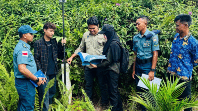 Petugas ukur perempuan yang menjalankan tugas di Kementerian Agraria dan Tata Ruang/Badan Pertanahan Nasional (ATR/BPN).