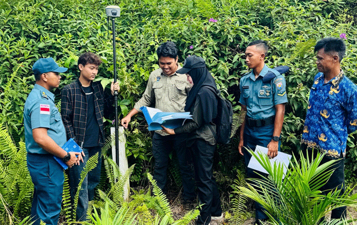 Petugas ukur perempuan yang menjalankan tugas di Kementerian Agraria dan Tata Ruang/Badan Pertanahan Nasional (ATR/BPN).