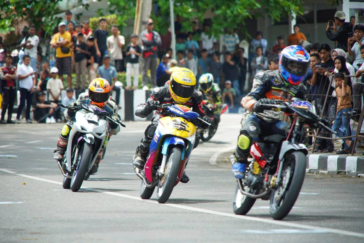 Pebalap tampilkan aksi terbaik dalam Bupati Tanah Datar Cup Race Series II di Batusangkar, Minggu (13/4/2025). (Prokopim)