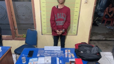 Salah seorang tersangka dan barang bukti yang diamakan polisi