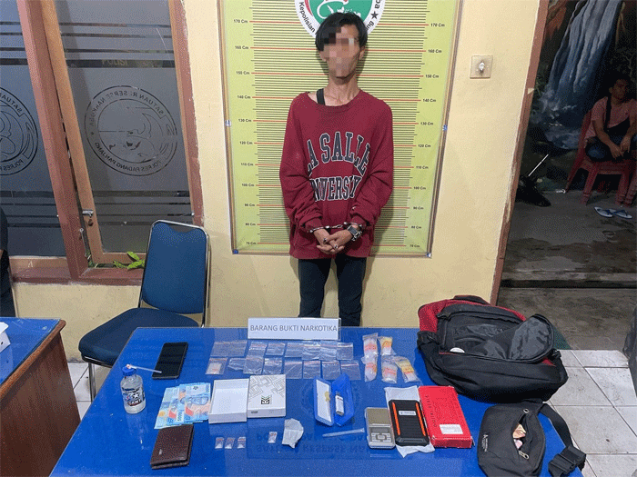 Salah seorang tersangka dan barang bukti yang diamakan polisi