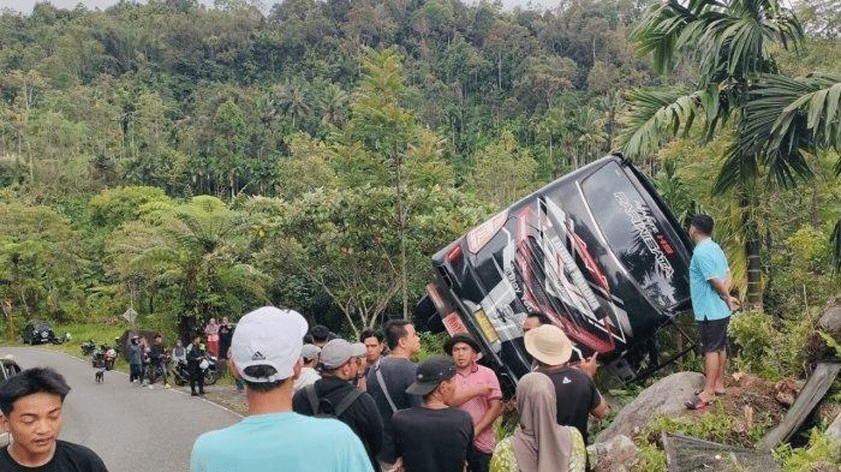 Bus pariwisata yang kecelakaan di Malalak.