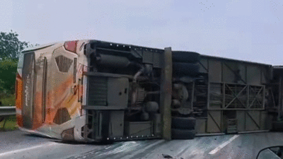 Bus Miyor yang mengalami kecelakaan tunggal.