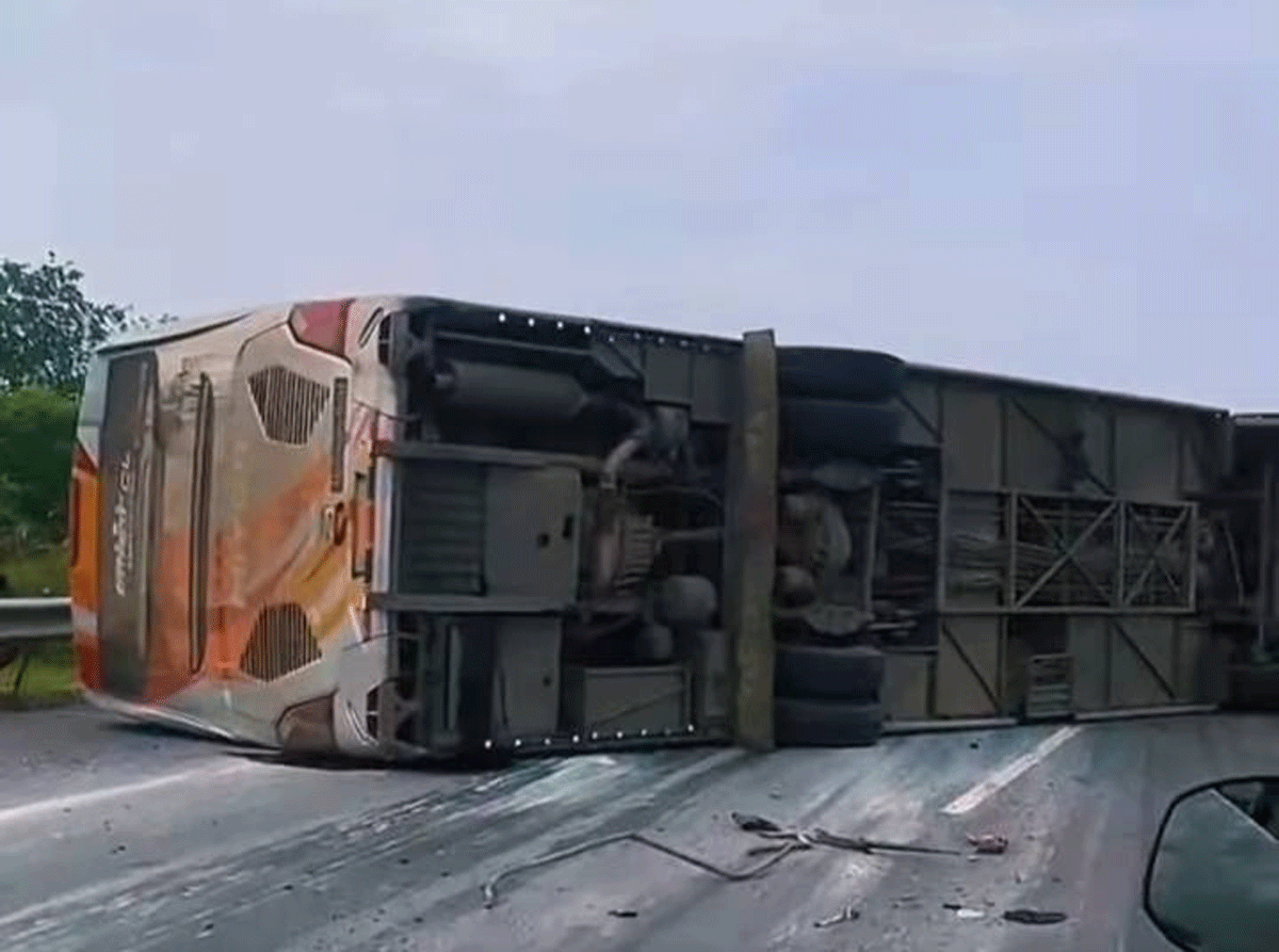 Bus Miyor yang mengalami kecelakaan tunggal.