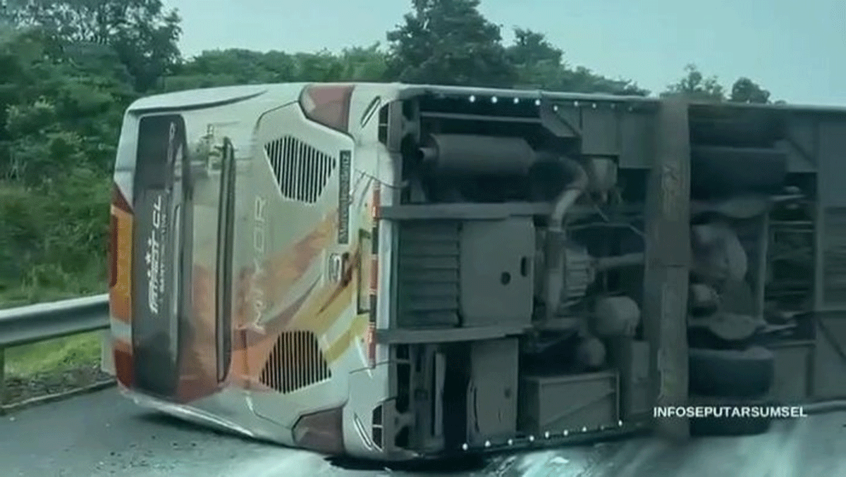Sebuah bus Miyor yang mengalami kecelakaan di Tol Kayu Agung.