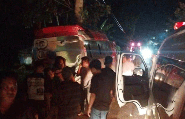 Sebuah minibus kecelakaan di Batipuh