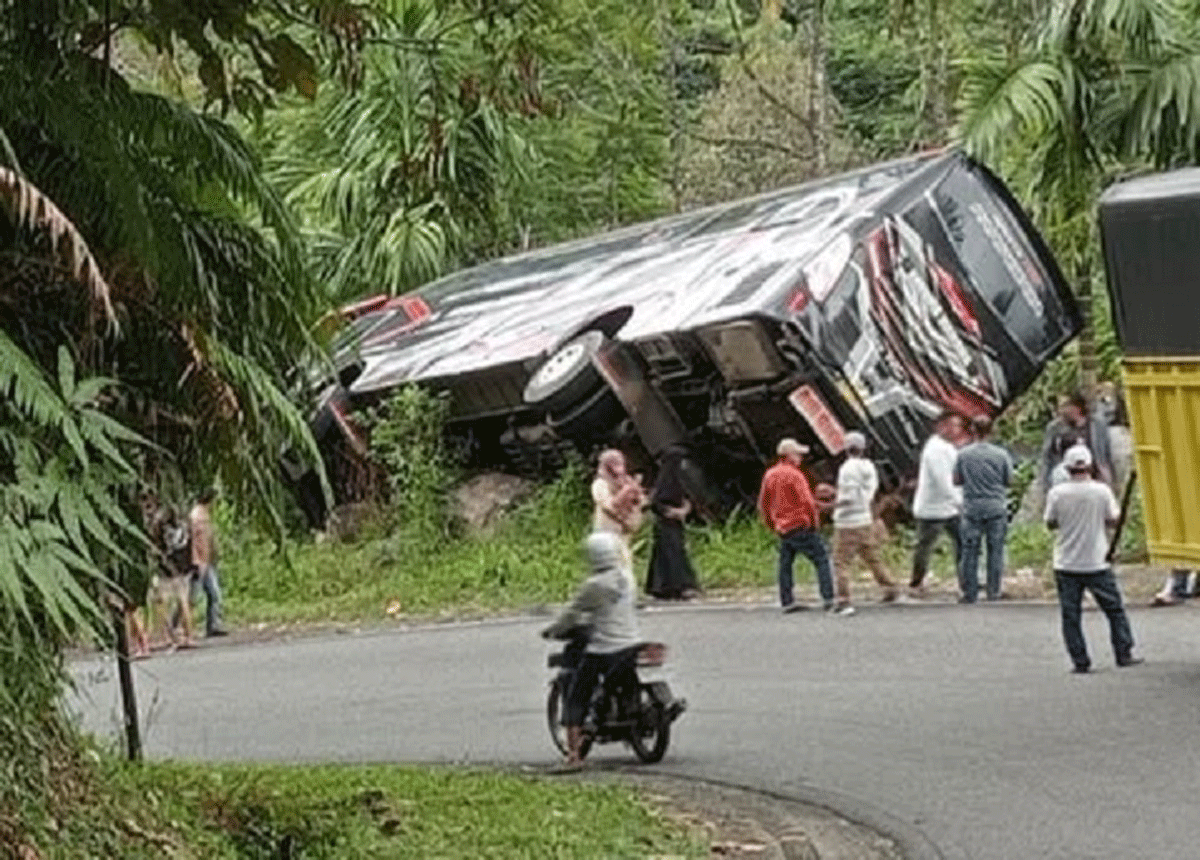 Bus pariwisata yang mengalami kecelakaan di Malalak.