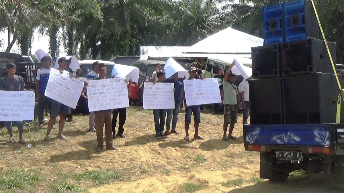 Puluhan ninik mamak Kamang bersama cucu kemenakan Jorong Kamang Makmur, Nagari Kamang, Kecamatan Sijunjung menggelar aksi unjuk rasa ke pabrik kelapa sawit PT Sumatera Karya Agro (PT SKA), Sabtu (19/4/2025).