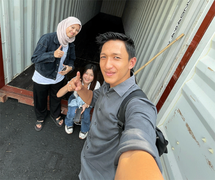 Adelia, Deyana dan penulis.