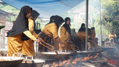 Ibu-ibu memasak untuk alek kapalo banda di Jorong Pincuran Tujuh, Nagari Batipuah Baruah, Kecamatan Batipuh, Sabtu (5/4/2025)