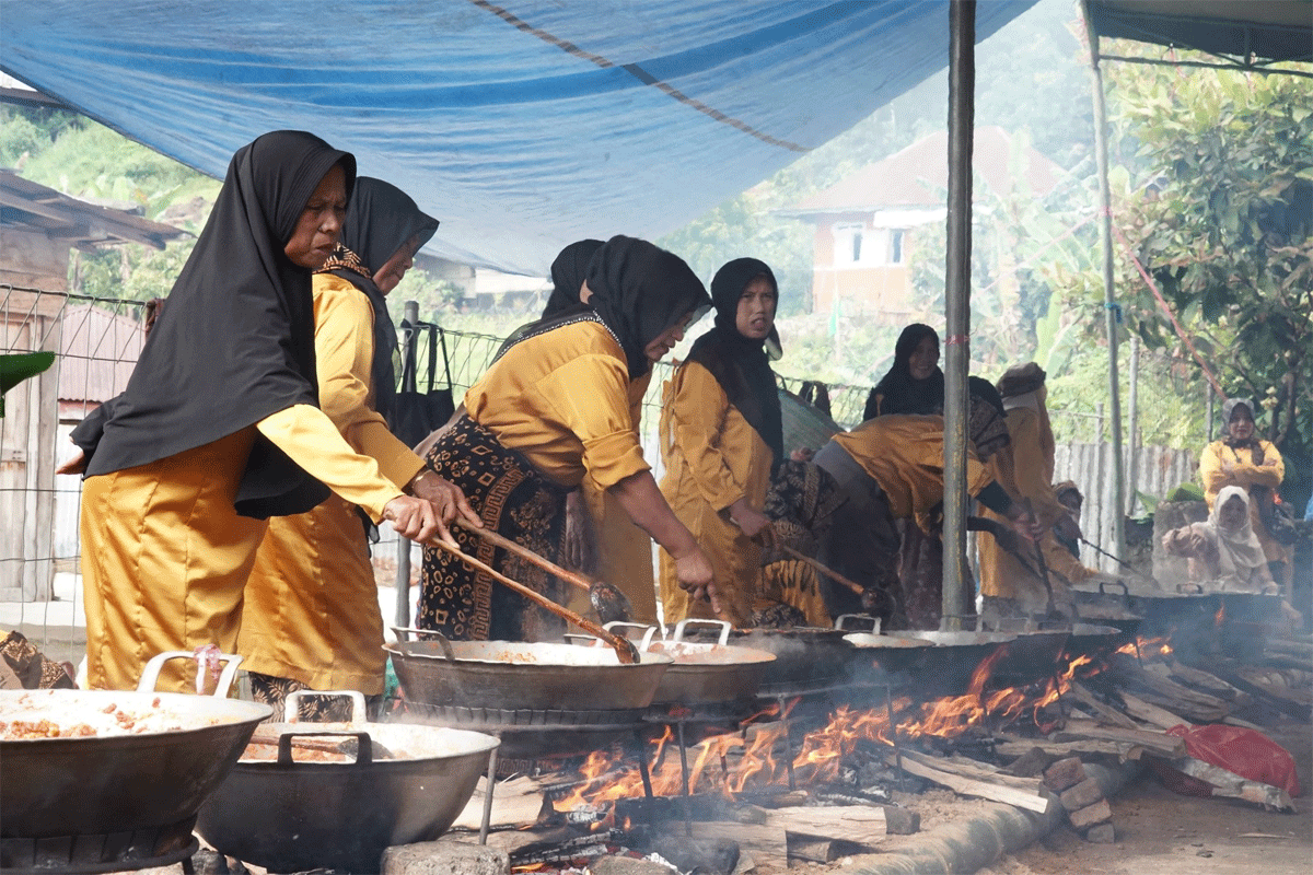Ibu-ibu memasak untuk alek kapalo banda di Jorong Pincuran Tujuh, Nagari Batipuah Baruah, Kecamatan Batipuh, Sabtu (5/4/2025)