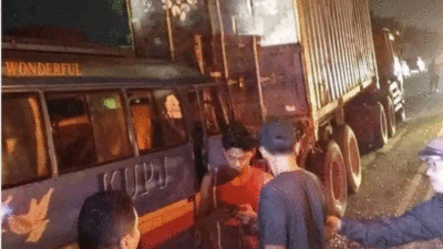 Kecelakaan Lalu Lintas di Perbaungan: Mobil Penumpang Tabrak Fuso Parkir, 13 Orang Luka-luka