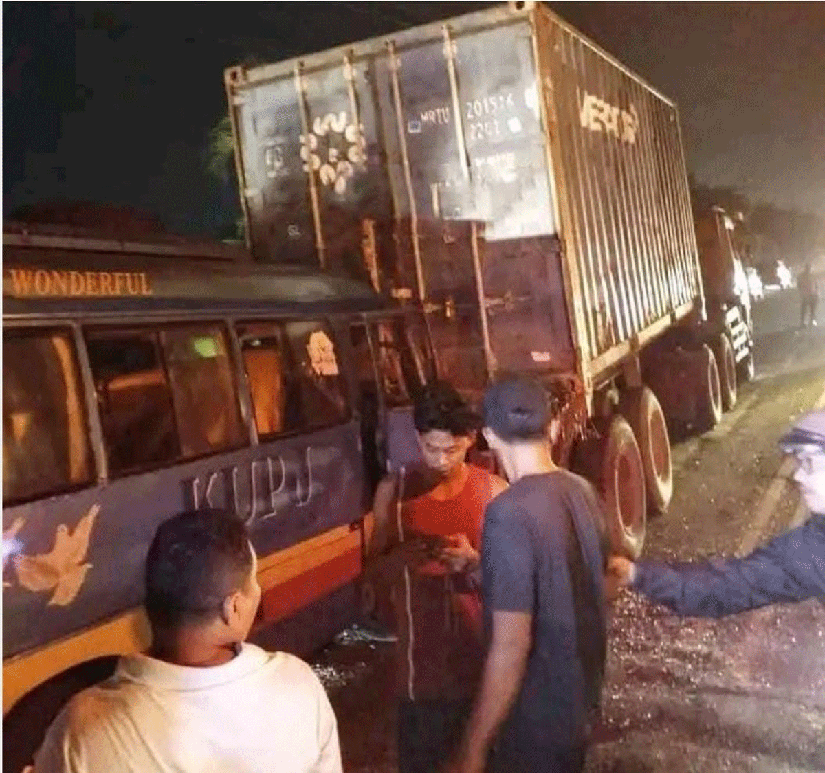 Kecelakaan lalu lintas terjadi, Selasa (8/4/2025) sekitar pukul 20.30 di Jalan Umum Medan–Tebing Tinggi, tepatnya di KM 34-35, depan pabrik Adolina, Desa Batang Terap, Kecamatan Perbaungan, Kabupaten Serdang Bedagai, Sumatera Utara.