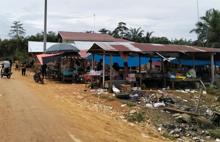 Pasar tradisional di Desa Sungai Besar, Kuansing, Riau.