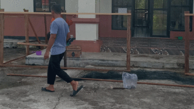 Gotong royong di kantor desa.