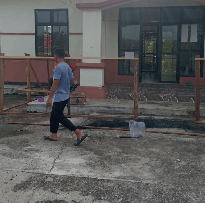 Gotong royong di kantor desa.