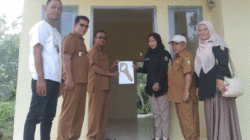 Penyerahan rumah dinas bidan desa oleh Pj Kepala Desa Tanjung Pisang, Jasmadi dan disaksikan Camat Kuantan Hilir Seberang, Alfian serta Kepala UPT Puskesmas Koto Rajo, Frimadona