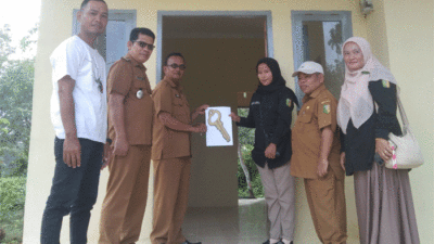 Penyerahan rumah dinas bidan desa oleh Pj Kepala Desa Tanjung Pisang, Jasmadi dan disaksikan Camat Kuantan Hilir Seberang, Alfian serta Kepala UPT Puskesmas Koto Rajo, Frimadona