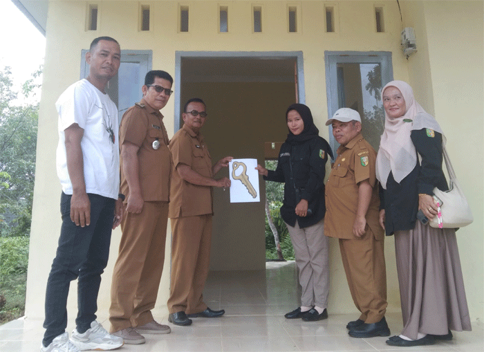 Penyerahan rumah dinas bidan desa oleh Pj Kepala Desa Tanjung Pisang, Jasmadi dan disaksikan Camat Kuantan Hilir Seberang, Alfian serta Kepala UPT Puskesmas Koto Rajo, Frimadona