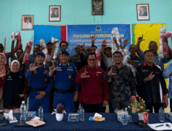 Laskar Peraga Beri Penyuluhan dan Serahkan Alat Tangkap pada Nelayan di Lingga