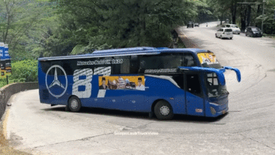 Bus Pandawa 87 lewati tikungan ekstrim Sitinjau Lauik.