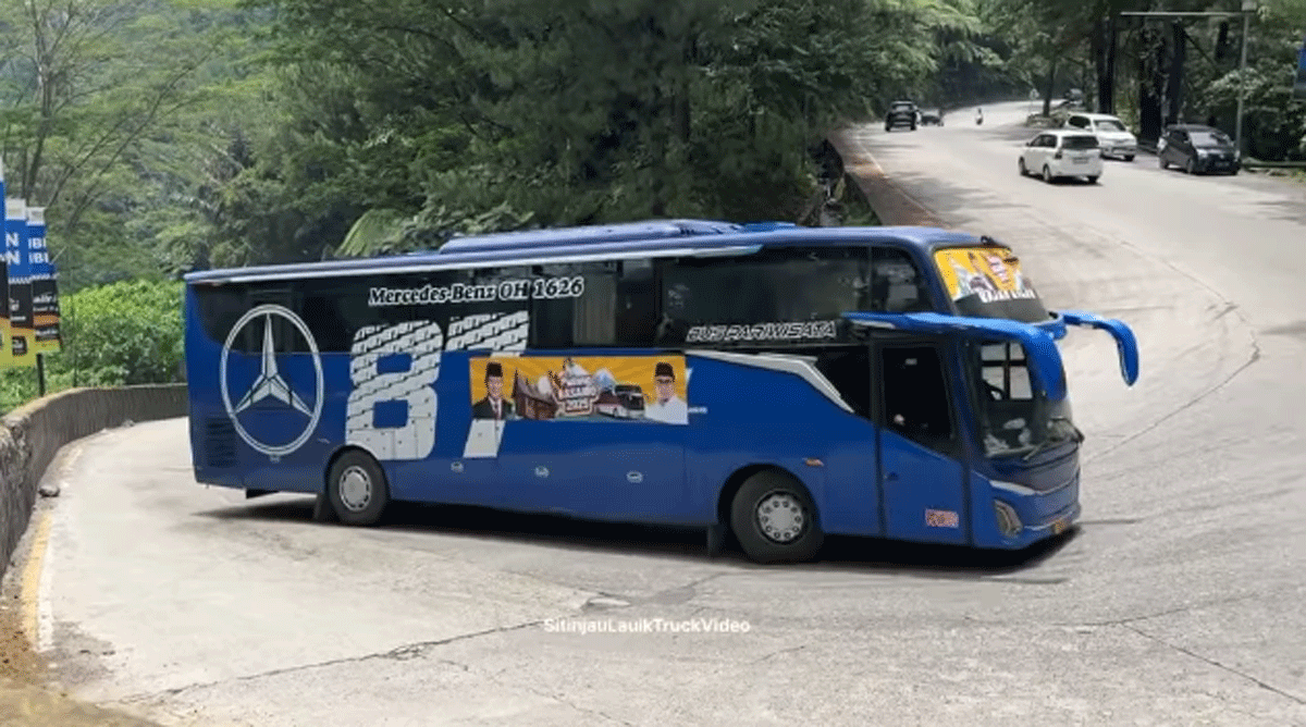 Bus Pandawa 87 lewati tikungan ekstrim Sitinjau Lauik.