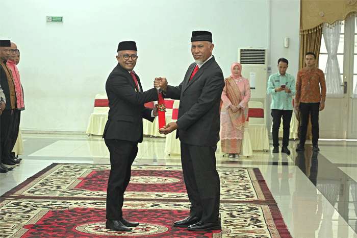 Gubernur Mahyeldi serahkan SK pada Pjs Bupati Pasaman. (Biro Adpim)