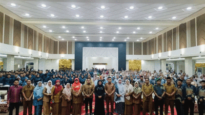 Foto bersama di sela perpisahan di SMA Negeri 1 Pulau Punjung.