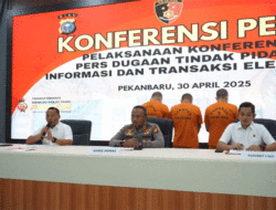 Sindikat Pemalsuan Dokumen Negara Dibongkar Polda Riau, Bikin KTP Rp5 Juta, Buku Nikah Rp2,5 Juta, Oknum Pegawai Dukcapil Diduga Terlibat 3 Sindikat Pemalsuan Dokumen Negara Dibongkar Polda Riau, Bikin KTP Rp5 Juta, Buku Nikah Rp2,5 Juta, Oknum Pegawai Dukcapil Diduga Terlibat