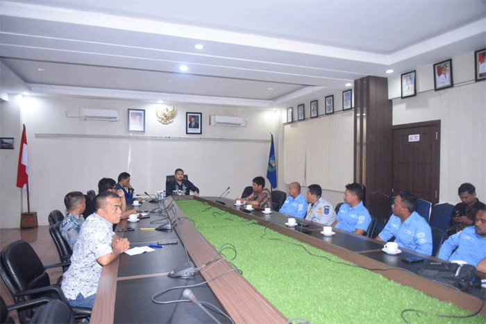 Wakil Wali Kota Sawahlunto, Jeffry Hibatullah audiensi bersama jajaran Dinas Perhubungan dan Dinas Pekerjaan Umum dan Penataan Ruang (DPUPR) di Balaikota, Kamis (10/4/2025).